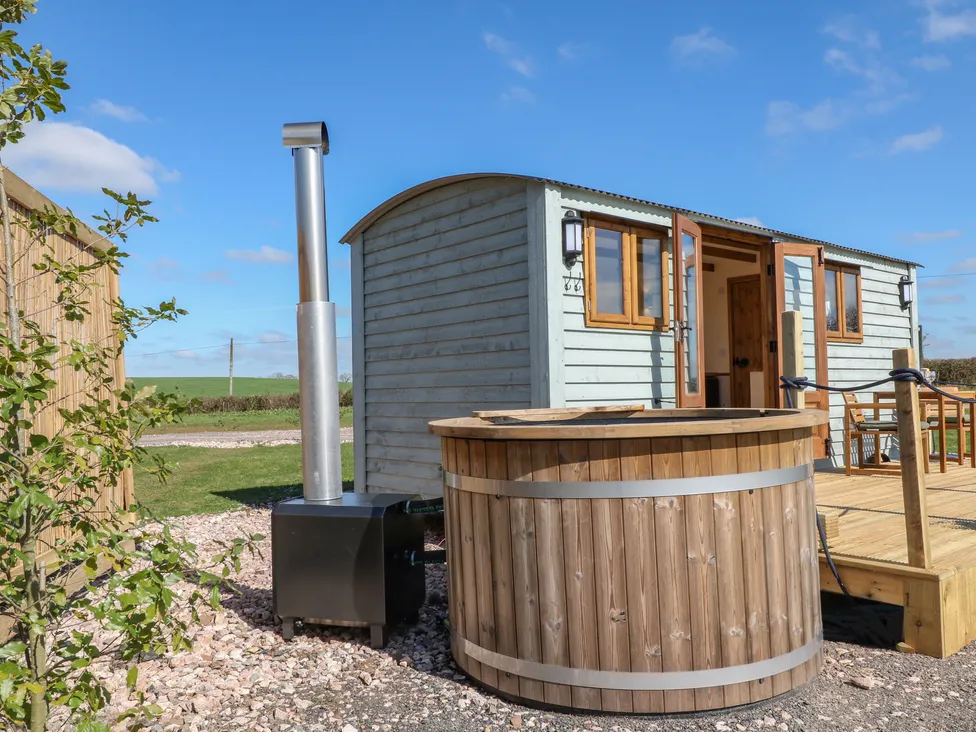 Buzzards (Exterior): hut exterior