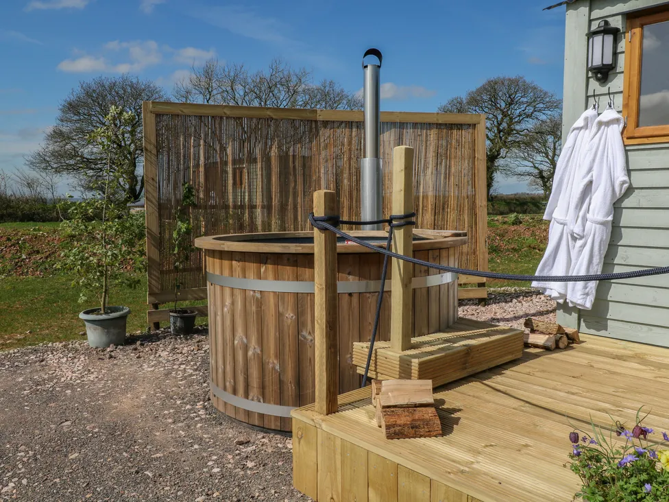 Buzzards (Exterior): hot tub detail
