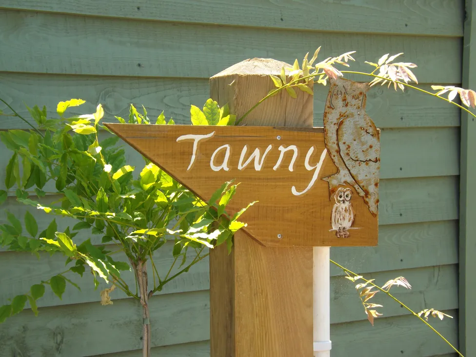Tawny (Exterior): arrival sign