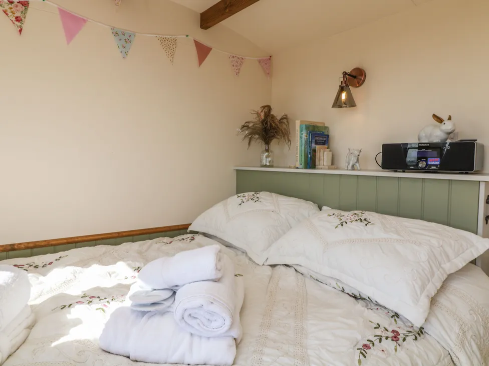 Tawny (Interior): king-size bed